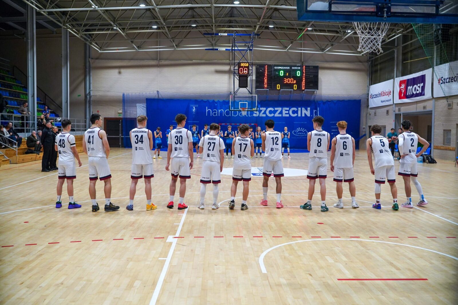 fenomenalne występy młodych koszykarzy pogoni basket