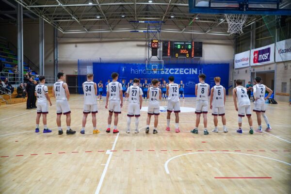 fenomenalne występy młodych koszykarzy pogoni basket