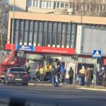 przyczepka z minikoparką wjechała w aptekę. zwik wydało oświadczenie