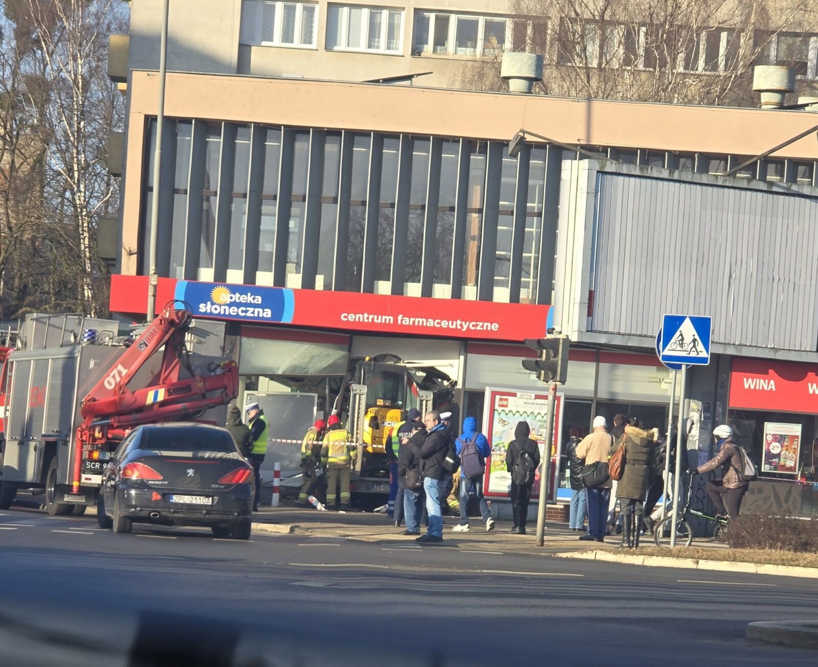 przyczepka z minikoparką wjechała w aptekę. zwik wydało oświadczenie