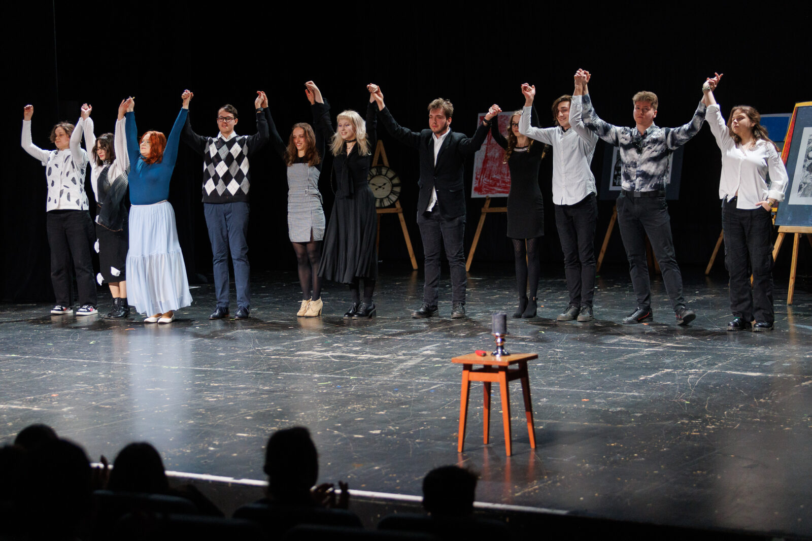 młodzi wracają do teatru? ten festiwal udowadnia, że scena wciąż może być ważniejsza niż ekran