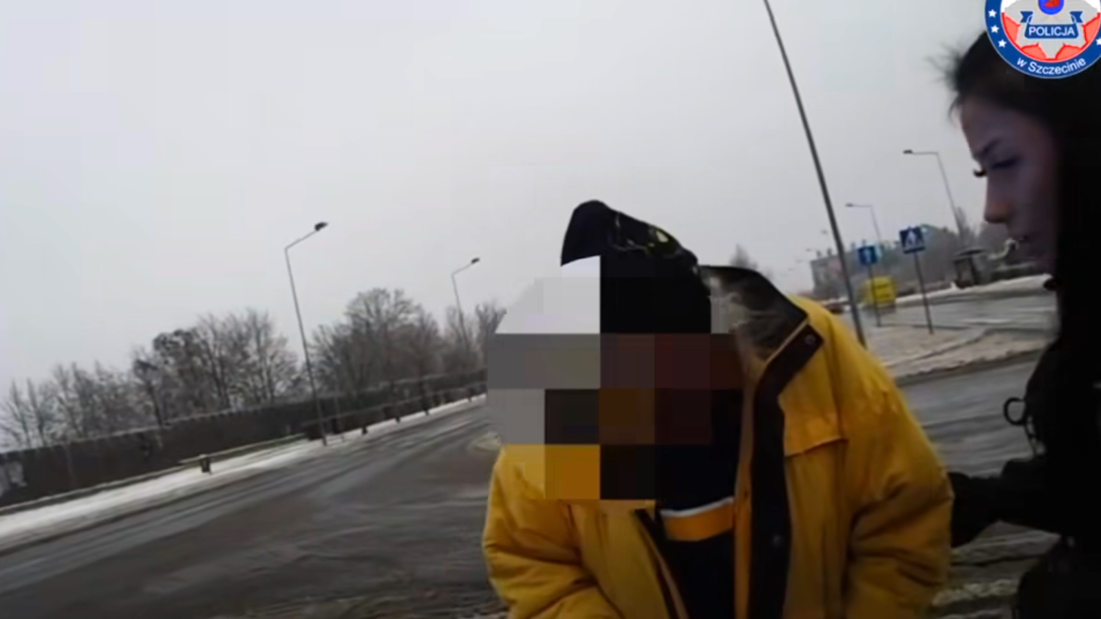 zobaczyli go na mrozie, stał samotnie na pasie zieleni. kilka minut mogło zdecydować o wszystkim
