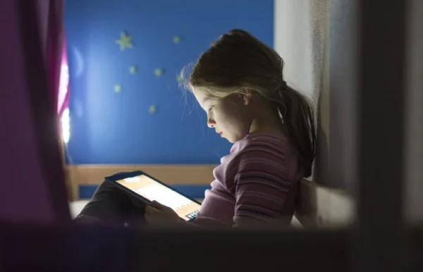 „weź udział albo wypadasz z grupy”. groźny internetowy trend wciąga dzieci