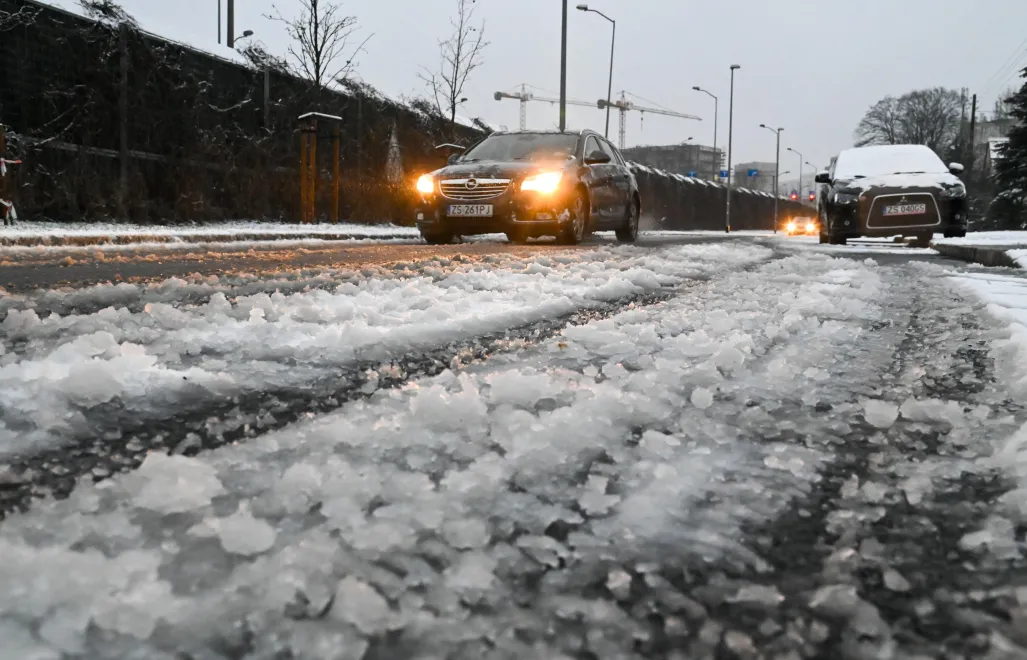 zapowiada się nocny koszmar na drogach i chodnikach. służby apelują o rozwagę