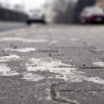 deszcz, zero stopni i lodowisko pod nogami. policja bije na alarm: „to najgorsze warunki na drodze”