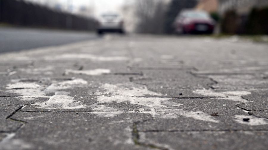 deszcz, zero stopni i lodowisko pod nogami. policja bije na alarm: „to najgorsze warunki na drodze”