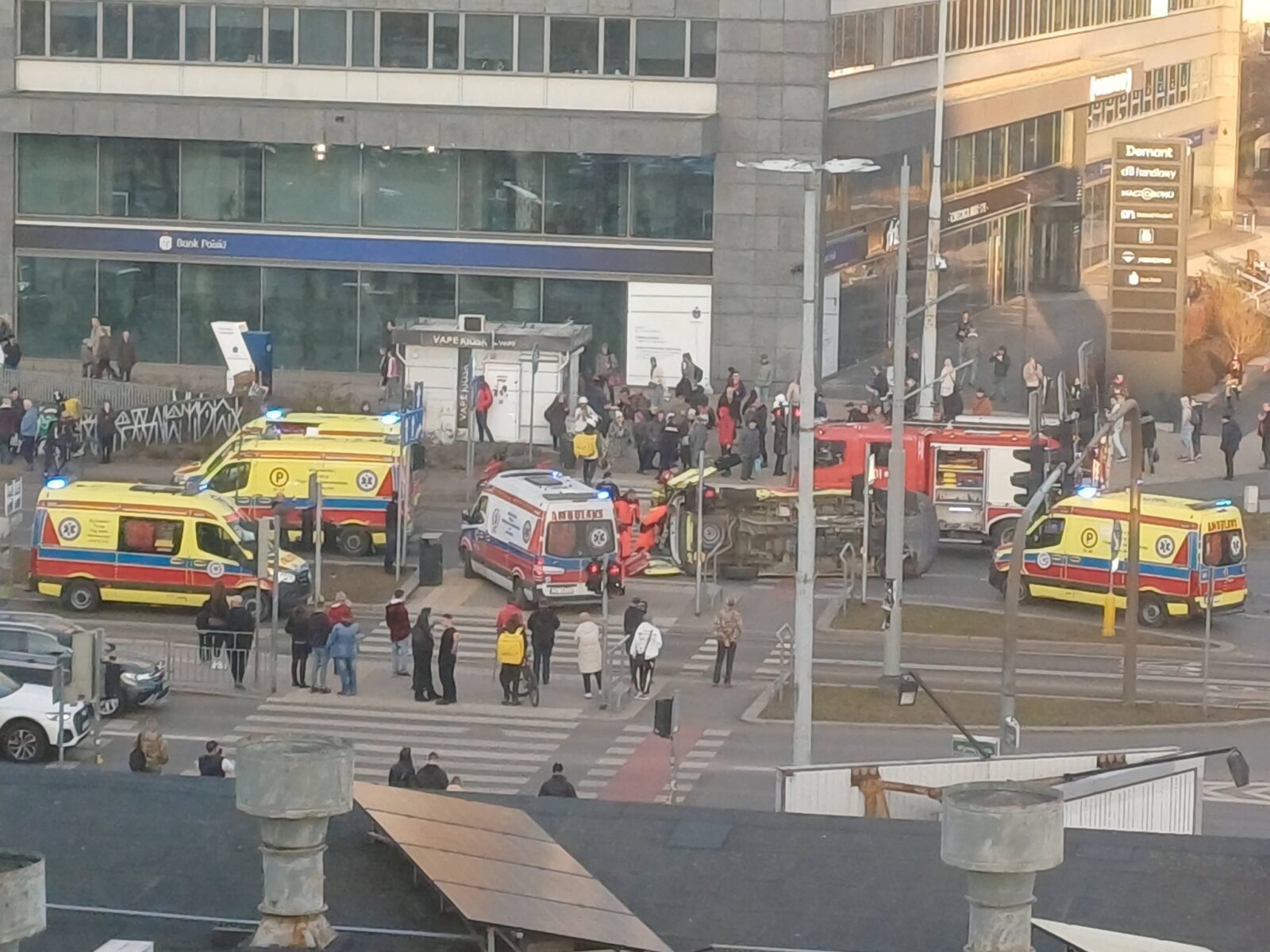 zderzenie karetki z osobówką w centrum szczecina. zablokowany pas przy galaxy
