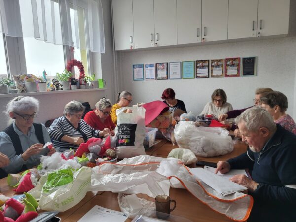 szydełko, igła i… drugie życie. seniorzy w szczecinie wracają do pasji z młodości