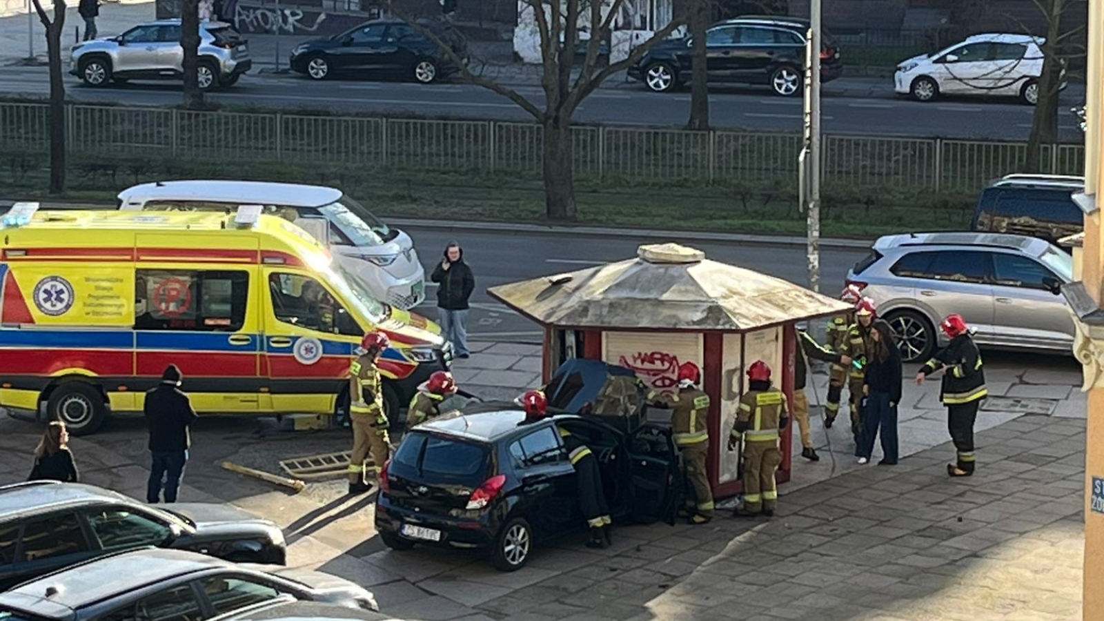 wjechał w kiosk w centrum szczecina. kierowca zasłabł za kierownicą