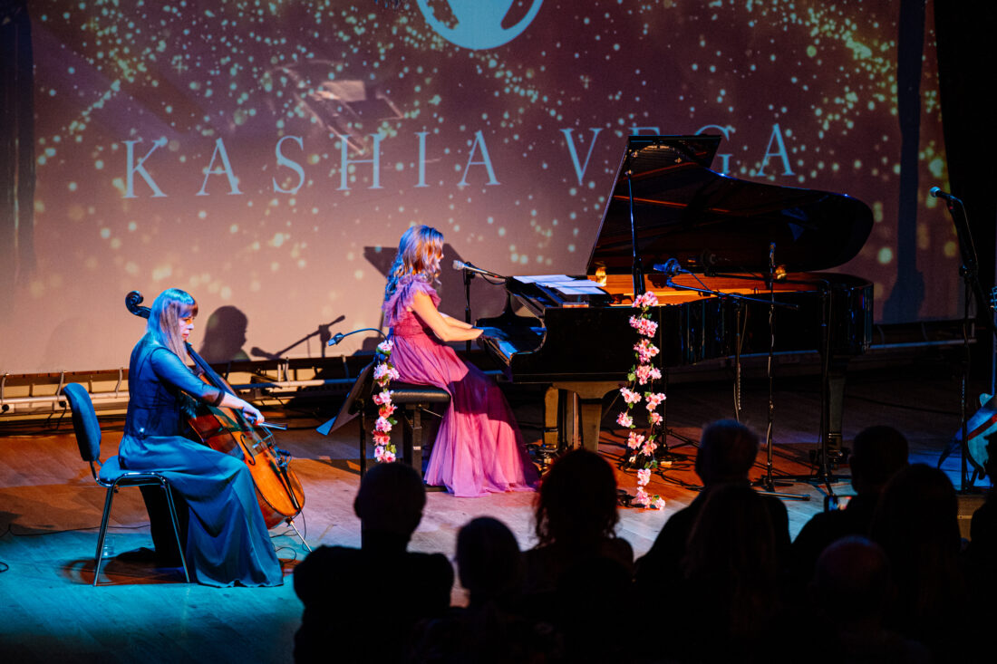 "te utwory są jak afirmacje". kashia vega opowiada o „kropli”, która zmienia życie kobiet