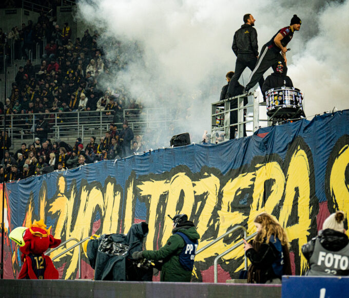 przed nami starcie pogoń – lech. miasto uruchamia specjalne linie po meczu