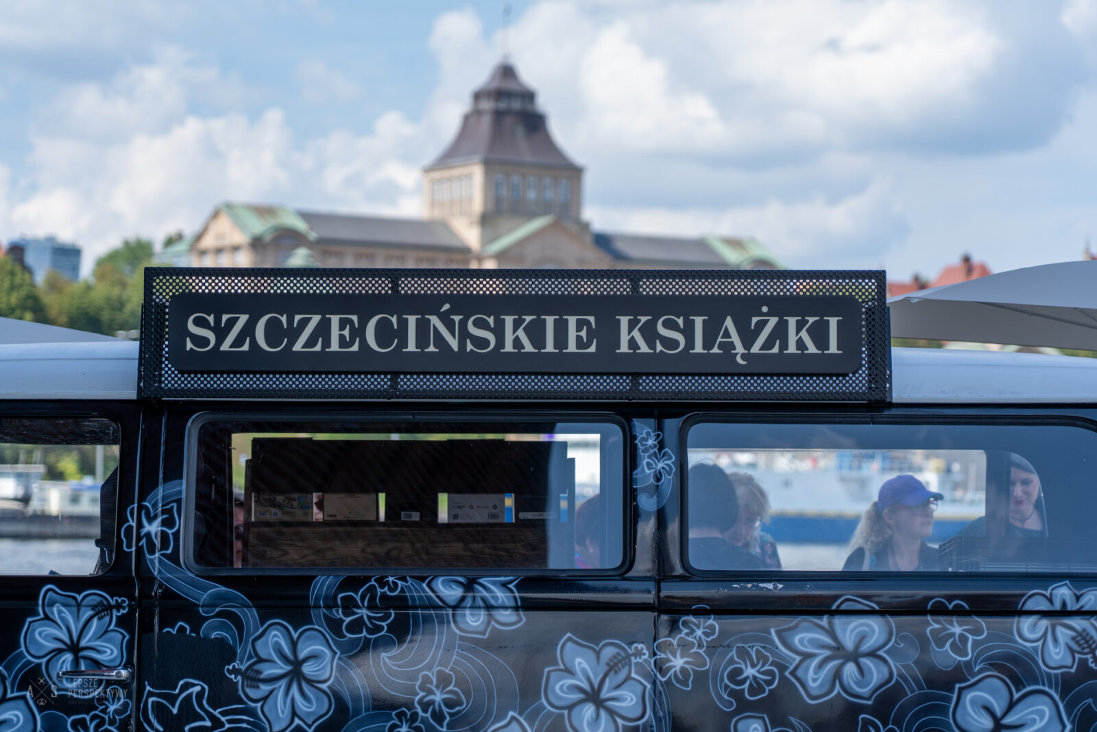 książki wracają do miasta. szczecin odpowiada na kryzys czytelnictwa