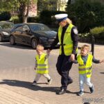 policjanci uczą najmłodszych, jak nie dać się drogowym zagrożeniom