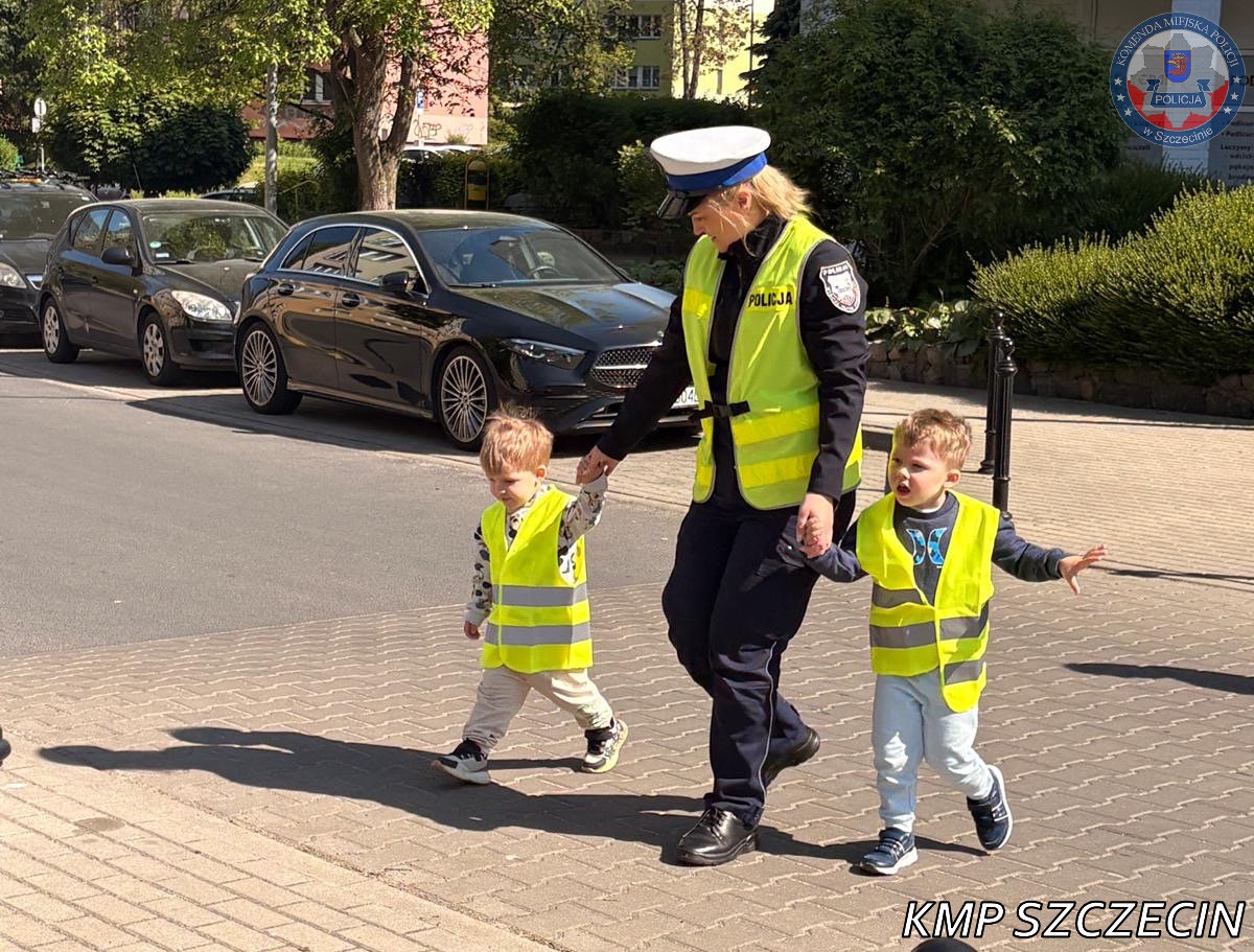 policjanci uczą najmłodszych, jak nie dać się drogowym zagrożeniom