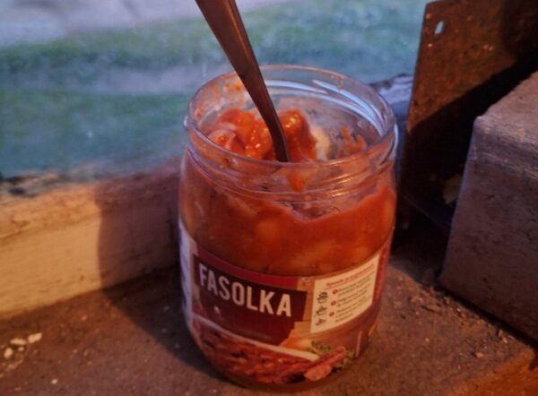włamała się do domu po… słoik fasolki. część zjadła na miejscu