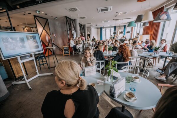 tarot, fake news i przyszłość. przed nami kolejne spotkanie z cyklu "koleżankujmy się przy kawie"
