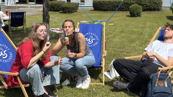 studenci robią sobie dzień dziecka. grill, popcorn i reset przed sesją na kampusie
