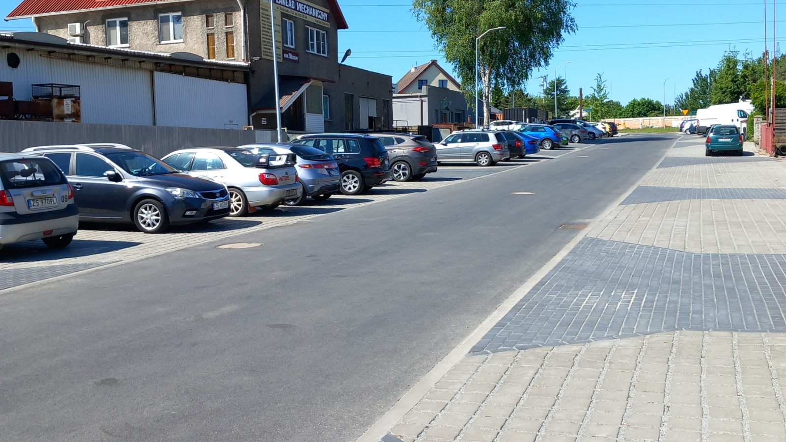 koniec prac na ul. kalenickiej. nowa droga, chodniki i dodatkowe miejsca parkingowe