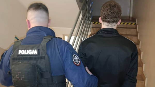 szach-mat na bulwarach w policach. młodzi wandale rozbili kamienny stół za 6 tysięcy złotych