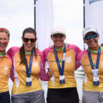 żeglarki yacht klubu polski szczecin po raz piąty z rzędu sięgnęły po złoto dr irena eris żeglarskich mistrzostw polski kobiet, nie pozostawiając rywalkom większych złudzeń. co więcej, szczeciński klub triumfował także w klasyfikacji amatorskiej, potwierdzając swoją wyjątkową pozycję na krajowej scenie żeglarskiej. tegoroczna edycja mistrzostw zgromadziła rekordową liczbę 18 załóg z całej polski. na starcie stanęły olimpijki, medalistki mistrzostw świata i czołowe zawodniczki krajowego żeglarstwa. mimo niezwykle silnej konkurencji załoga yacht klubu polski szczecin pod dowództwem agnieszki skrzypulec-szoty od początku narzuciła własne tempo rywalizacji. już pierwszego dnia szczecinianki pokazały klasę. w sześciu rozegranych wyścigach tylko raz oddały zwycięstwo rywalkom, budując wyraźną przewagę nad pozostałymi ekipami. drugiego dnia nie zwolniły tempa.mw trudnych i zmiennych warunkach pogodowych zawodniczki ze szczecina żeglowały niemal bezbłędnie. gdy za ich plecami trwała zacięta walka o miejsca na podium, one systematycznie powiększały przewagę. przed ostatnimi wyścigami ykp szczecin miał aż 13 punktów przewagi nad najgroźniejszymi konkurentkami, co praktycznie przesądziło o końcowym triumfie. ostatecznie srebrny medal zdobył yacht club sopot 2 prowadzony przez joannę cymerman, a brąz wywalczyła załoga the barking dogs yacht club gdynia pod wodzą julii groth. powody do świętowania miała również druga szczecińska załoga. ykp szczecin 2, dowodzony przez aleksandrę pawłowską, obronił mistrzowski tytuł w kategorii amatorskiej. to kolejny dowód na siłę szczecińskiego środowiska żeglarskiego, które od lat należy do najlepszych w kraju. na podium kategorii amatorskiej znalazły się również enea sportgas sailing team oraz yacht klub polski warszawa. po zakończeniu regat członkini zwycięskiej załogi hanna dzik podkreślała, że kluczem do sukcesu była doskonała współpraca całego zespołu. – każda z nas dokładnie wiedziała, co ma robić. miałyśmy jasno określone role i świetną komunikację. postawiłyśmy na konsekwencję, unikanie niepotrzebnego ryzyka i mocne starty – podsumowała zawodniczka. tegoroczne mistrzostwa były jednymi z najmocniej obsadzonych w historii. na starcie pojawiły się między innymi świeżo upieczone medalistki mistrzostw świata oraz reprezentantki polski z największych imprez międzynarodowych. tym większe znaczenie ma sukces szczecińskich załóg. piąty z rzędu tytuł mistrzowski dla zespołu agnieszki skrzypulec-szoty oraz triumf ykp szczecin 2 w kategorii amatorskiej pokazują, że szczecin pozostaje niekwestionowaną stolicą kobiecego żeglarstwa w polsce.