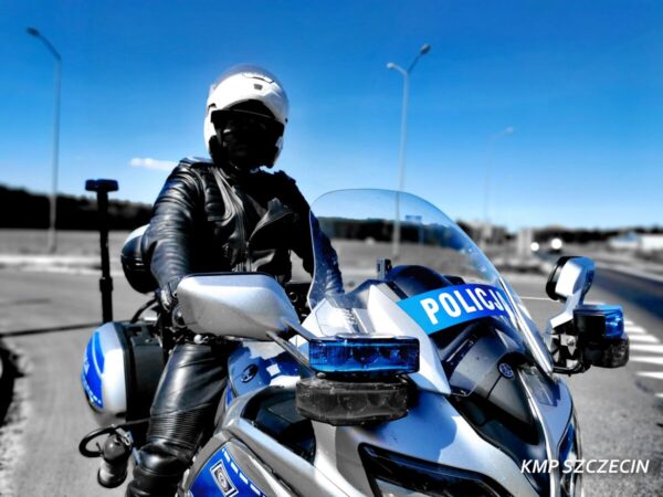 jechał na jednym kole. motocyklista stracił prawo jazdy
