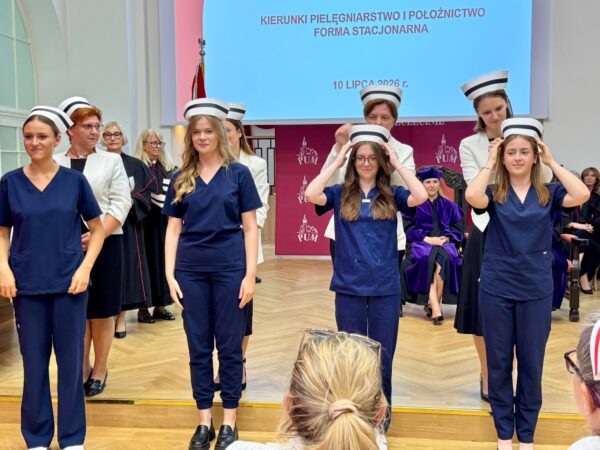 nowe pielęgniarki, pielęgniarze i położne gotowi do pracy