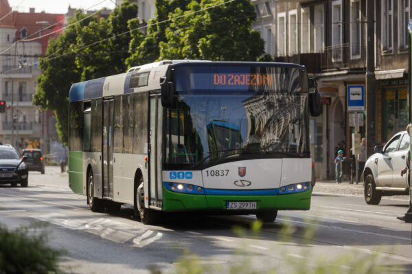 remont drogi zmieni trasy autobusów pod szczecinem. pasażerowie linii 243 i 244 muszą uważać