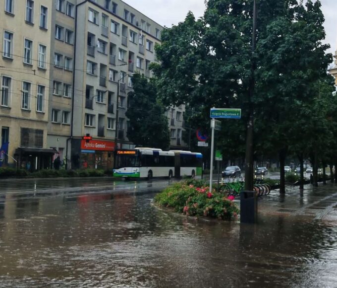 poniedziałkowa ulewa sparaliżowała część szczecina. zwik wyjaśnia, dlaczego pojawiły się podtopienia
