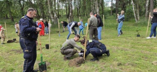eko-osiedle w szczecinie. mieszkańcy posprzątali, świętowali i posadzili drzewa