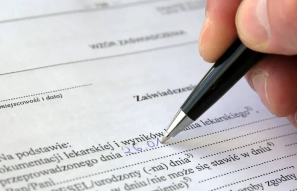 lekarz miał wystawiać l4 nawet będąc na wakacjach. do sądu trafiła głośna sprawa ze szczecina