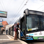 kierowca autobusu ruszył, gdy senior wysiadał. mężczyzna doznał ciężkich obrażeń