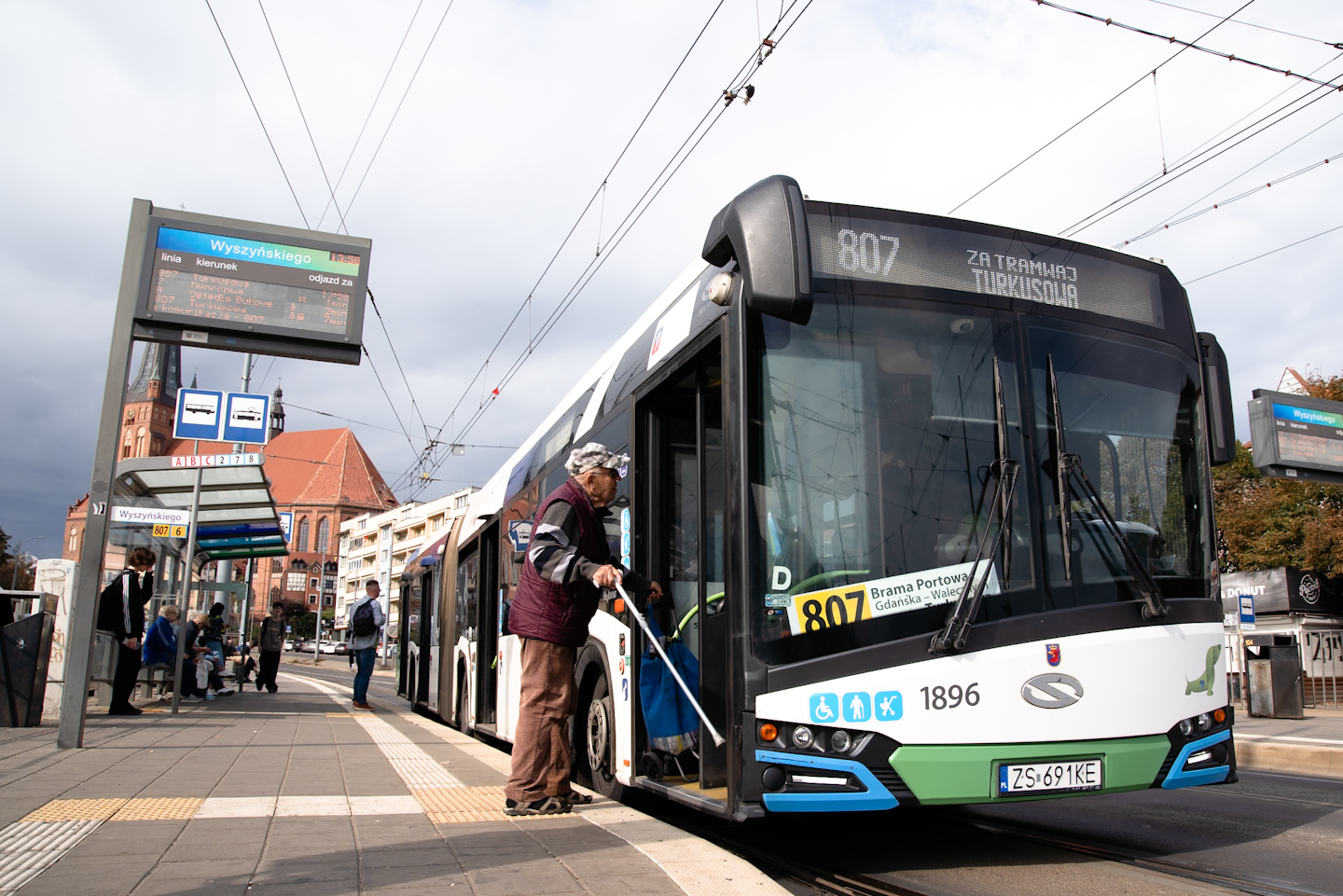 kierowca autobusu ruszył, gdy senior wysiadał. mężczyzna doznał ciężkich obrażeń