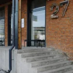 budynek bez tabliczki