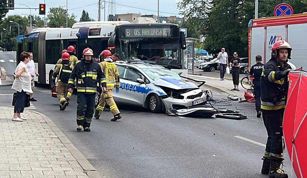 Wypadek na Batalionów Chłopskich. Autobus zderzył się z radiowozem 5
