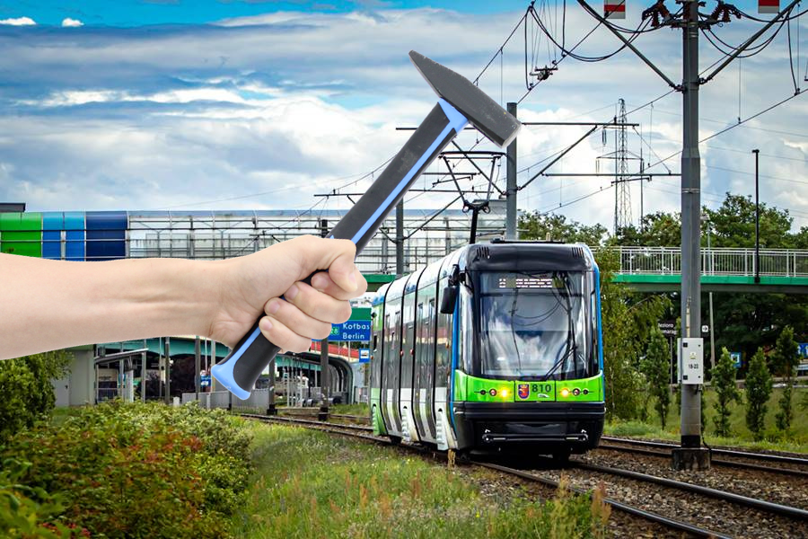 Z młotkiem na tramwajowe szyby. Sprawcy zatrzymani 5 tramwaj