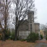 już po raz siódmy willa przy al. wojska polskiego 95 została wystawiona przez miasto na sprzedaż. jest ona jednym z najstarszych budynków na łęknie, a kryje w sobie bardzo ciekawą i niebanalną historię. ogłoszony przez prezydenta piotra krzystka przetarg dotyczy nieruchomości gruntowej zabudowanej będącej własnością gminy miasto szczecin, stanowiącej działkę nr 126/2 z obrębu ewid. 1021 o powierzchni 2290 m kw. zgodnie z miejscowym planem zagospodarowania przestrzennego willa jest przeznaczona na usługi, a ze względu na jej charakterystyczny wygląd stanowi idealne miejsce do urządzenia tam restauracji, pensjonatu bądź hotelu. urzędnicy oceniają stan budowli jako dobry, dzięki czemu nie wymaga dużych nakładów finansowych na przystosowanie, w odróżnieniu od innych zabytków. cenę wywoławczą ustalono na 4,2 mln zł, a od tej kwoty trzeba też odliczyć bonifikatę w wysokości 5 proc. potencjalny właściciel będzie musiał wnieść wadium wynoszące 420 tys. zł. przetarg odbędzie się w trybie ustnym 16 kwietnia o godz. 11:00 w siedzibie urzędu miasta przy pl. armii krajowej 1, w sali obrad rady miasta. w tych murach kryje się bogata historia willa przy al. wojska polskiego 95 została zbudowana w latach 1875-1876 dla kupca i rentiera w. flüggego. od początku odróżnia się od pozostałych budynków tego typu w swojej okolicy za sprawą jej utrzymania w stylu angielskich posiadłości wiejskich, a uroku dodają jej gotyckie wieżyczki – stąd potoczna nazwa „angielski zamek”. w okresie niemieckim wielokrotnie przechodziła z rąk do rąk, jednak na szczególną uwagę zasługuje fakt, że w 1935 roku stała się siedzibą jednego z oddziałów ss. - mieszkali tutaj do czasów ii wojny światowej kapitan marynarki w. lauter, współwłaściciel firmy werner und reinhardt i kupiec paul schegel. to właśnie on przyczynił się do zapisania na kartach historii najczarniejszego rozdziału związanego z willą. wynajął ją bowiem oddziałom ss, które miały tu swoją siedzibę aż do końca ii wojny światowej – czytamy na stronie urzędu marszałkowskiego województwa zachodniopomorskiego. wyjątkowa willa przy alei wojska polskiego znów jest na sprzedaż