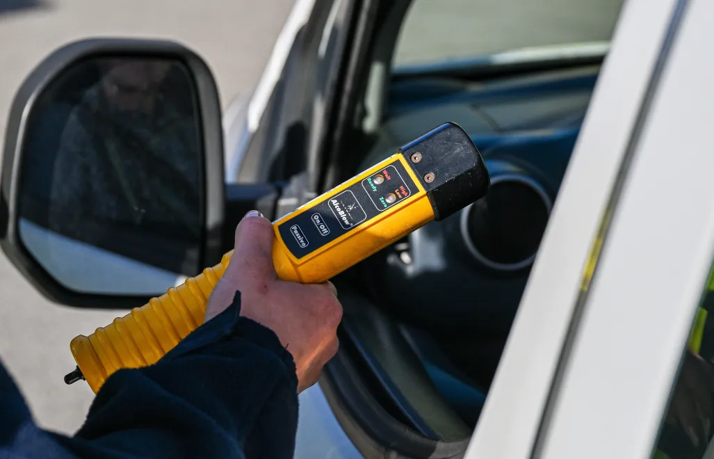 obowiązkowe kontrole trzeźwości. poranna policyjna blokada na trasie w kierunku prawobrzeża