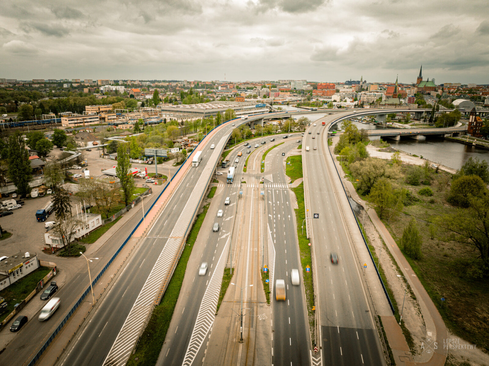 zamknięty wjazd na trasę zamkową. duże utrudnienia dla kierowców